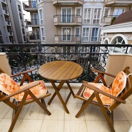 2-bedroom Pool View Sunny 아파트