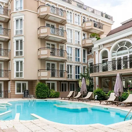 2-bedroom Pool View Sunny Apartment