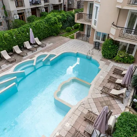 2-bedroom Pool View Sunny Apartment